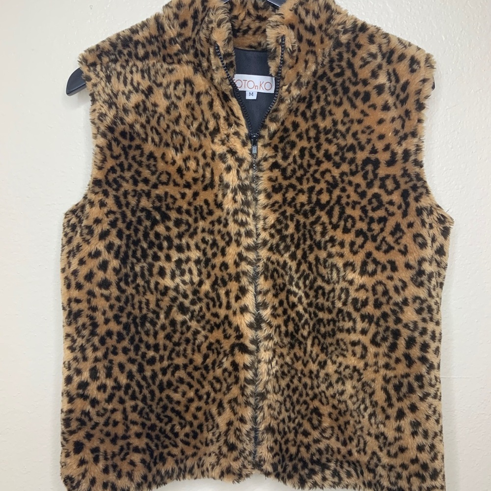 TOTOnKO cheetah print fur sleeveless vest